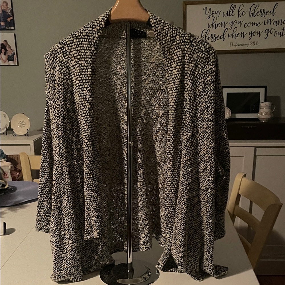 Summer Sale Markdown Gently Loved 💜Joan Rivers Black & White Cardigan